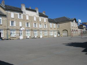 11 rue Champlain 05.55.58.41.10 Principal : Monsieur William COLAS Intendante : Madame FRUGIER-DEFAYE Catherine Secrétaire : Madame Françoise BEAULIEU Au 1er septembre 2016, 278 élèves fréquentent le collège de Nexon